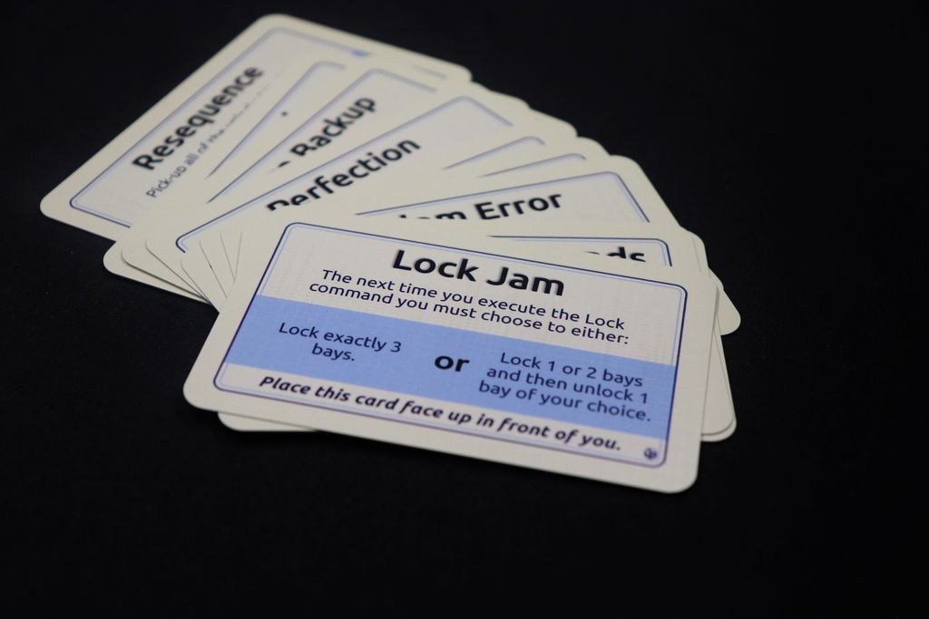 Illustration 3 de GLITCH - The Card Game Where Everyone Slowly Malfunctions