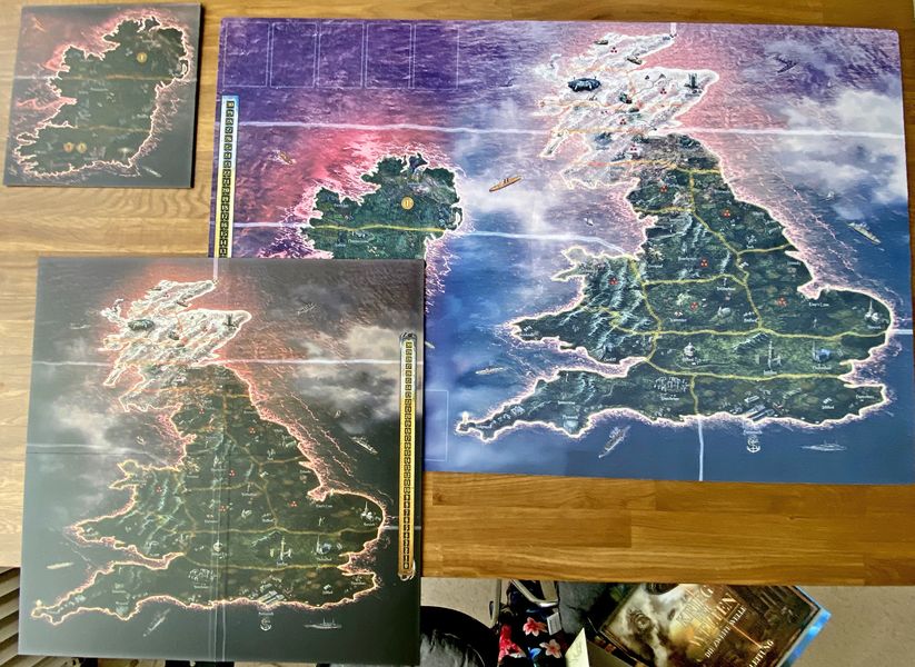 Comparison Playmat & Board - Playmat is much bigger and more colorful