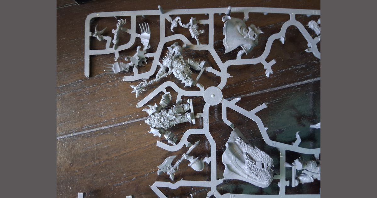 Tiny Little Army Men and Red 7 | By the Meeple
