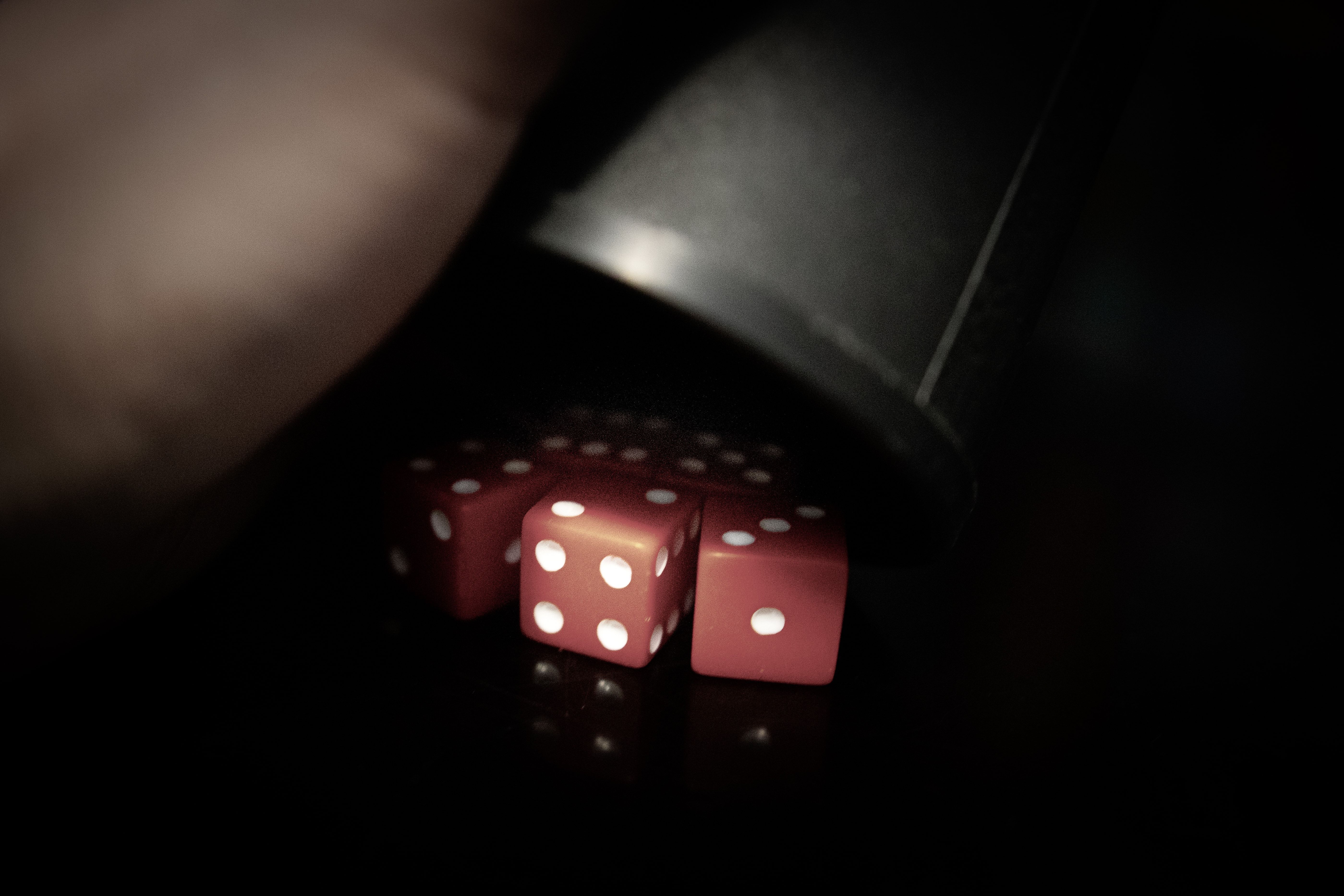 How to Play Liar's Dice: A Complete Rules Guide