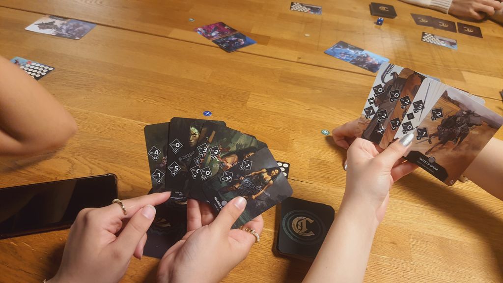 Illustration 11 de Crisis within Time : Fast-paced Action Card and Dice Game