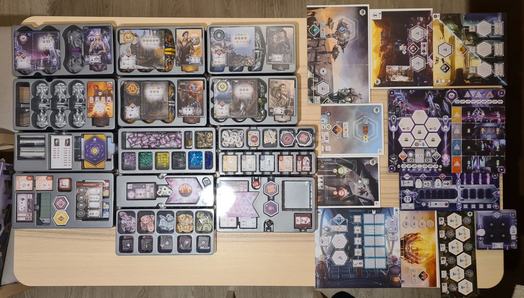 Infinity Box Inside — Photo by danimonto on BoardGameGeek