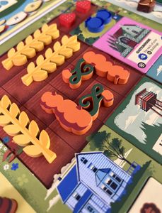 Dettaglio delle carte Alba e dei meeple personalizzati in Harvest