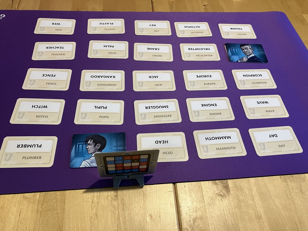 Review: Codenames | Star’s Boardgames and Buns