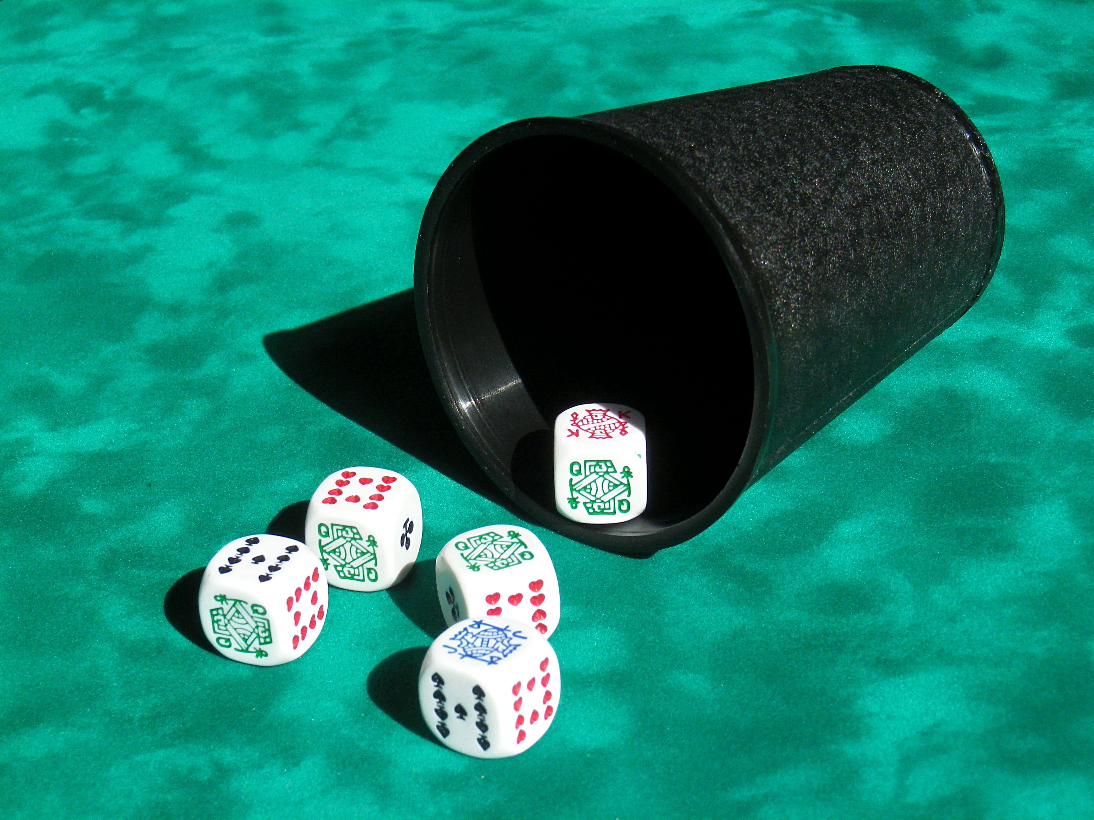 Pokertärning