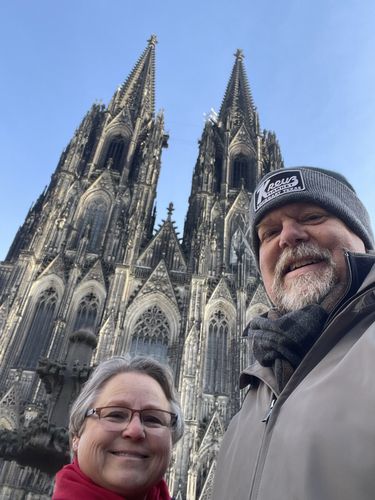 Candy & Mark in front of the Cologne Cathedral (Kölner Dom)