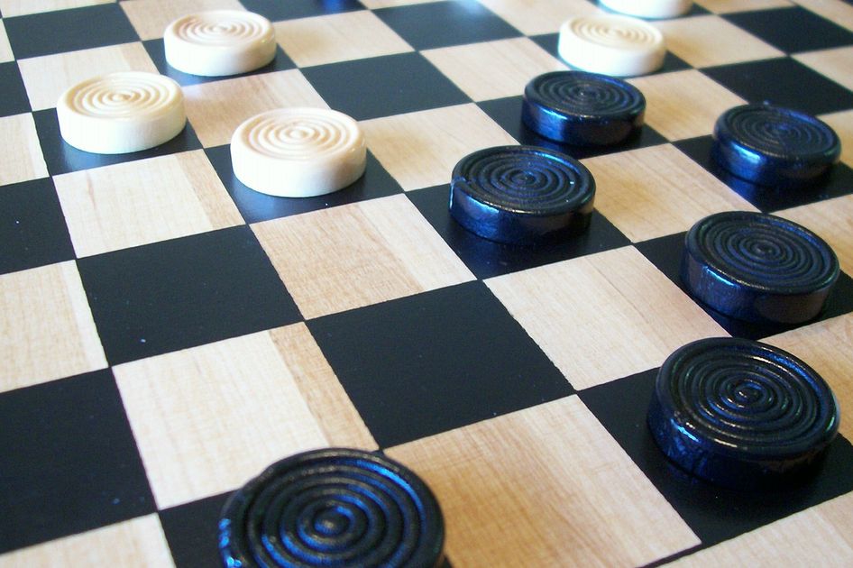 How to play Checkers: Draughts rules and jumps explained