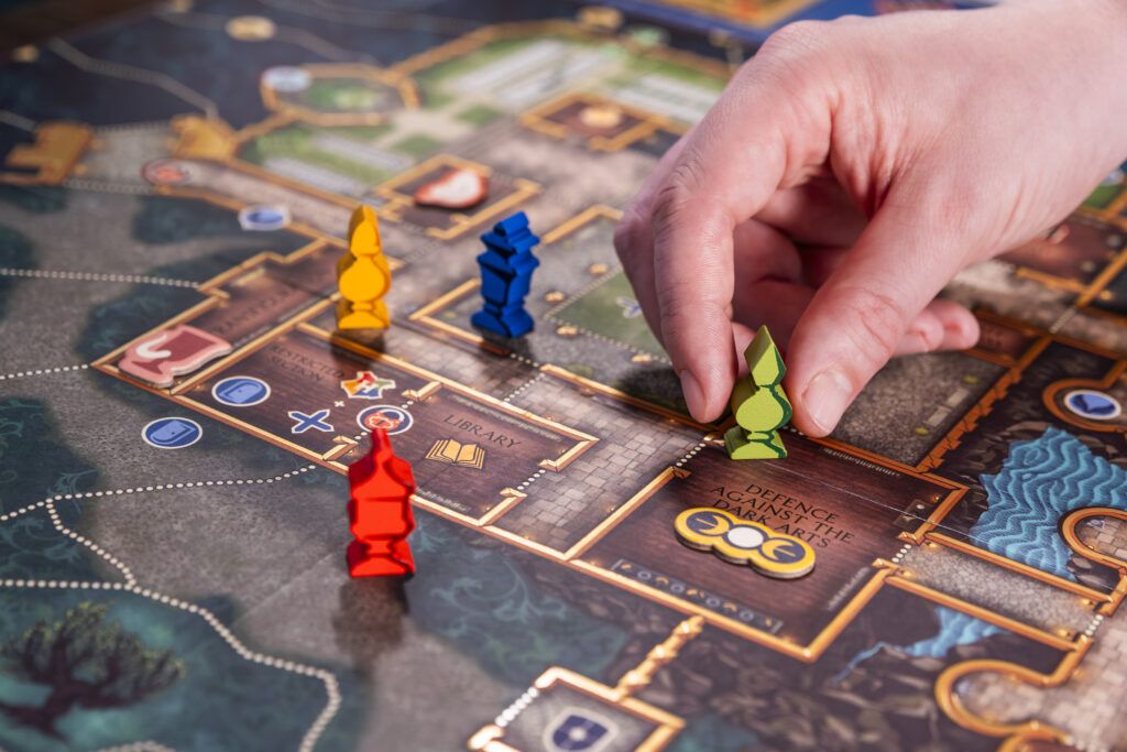Illustration 2 de Defenders of Hogwarts: a board game by MinaLima