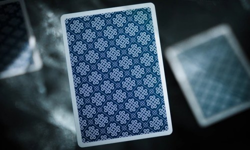 mint playing 牌。