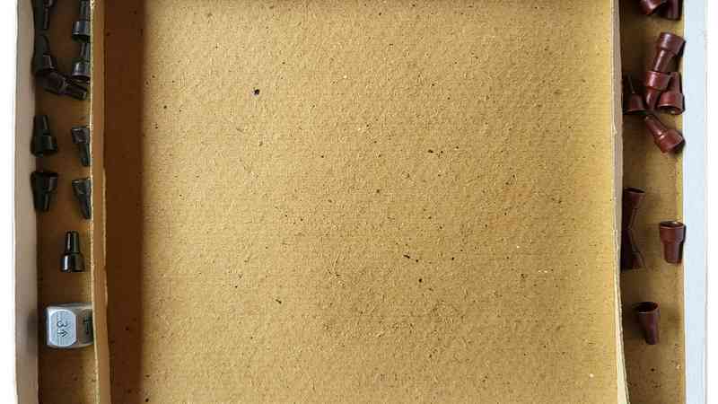 Fußballspiel Schwarz-Weiß: Rot-Weiß