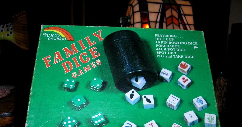 Как играть в игру загадочная семейка. Тумблинг Дайс игра. Family dice. Dicing Poker настольная игра.