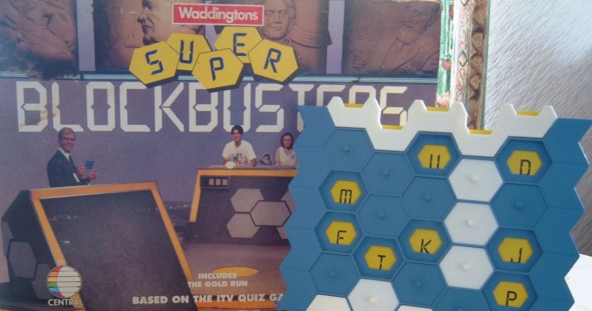 Blockbuster The Game - Gioco Da Tavolo Famiglia, Sfida A Quiz Sui Film, Per 4-12 Giocatori, Età 12+, Con Buzzer E Categorie, Divertimento Assicurato