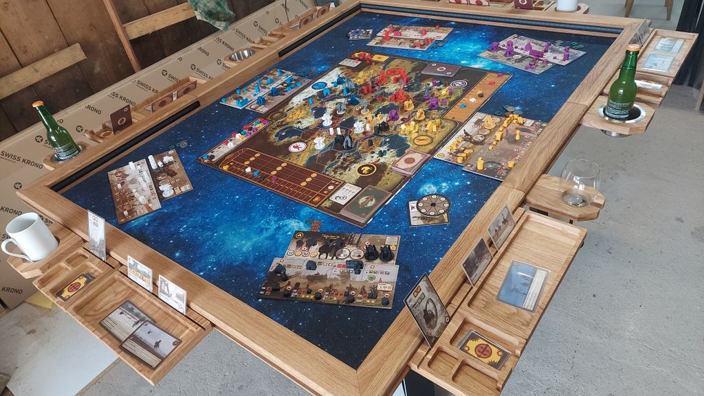 Expandable table for board games
