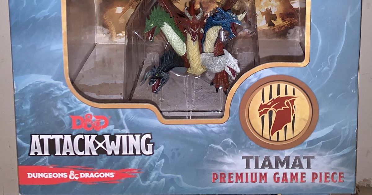 Dungeons & Dragons: Attack Wing – Tiamat Premium Figure | Board