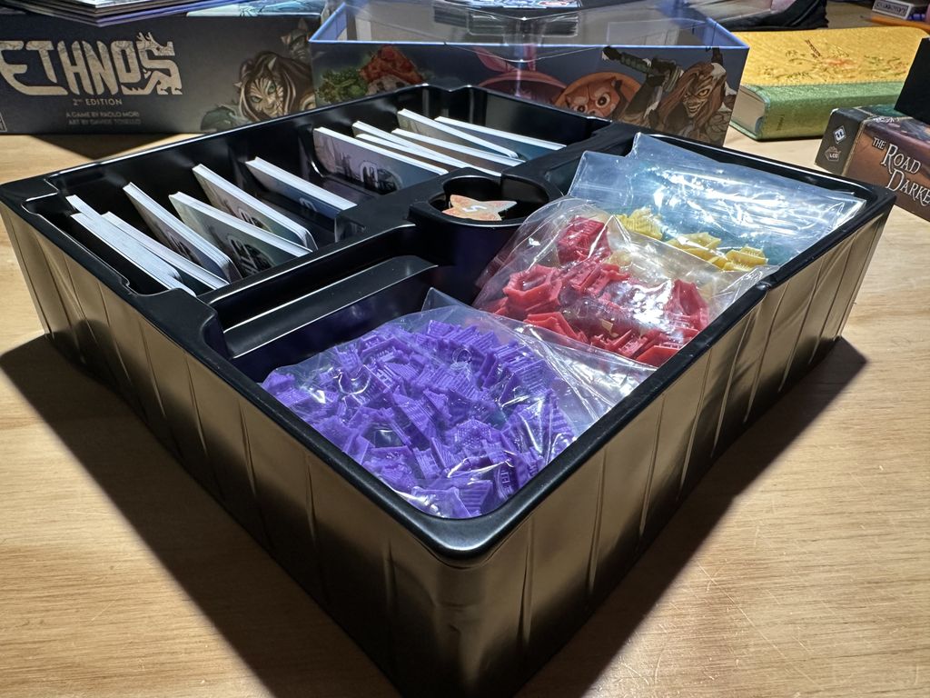 Anyone get the insert fit in? | BoardGameGeek