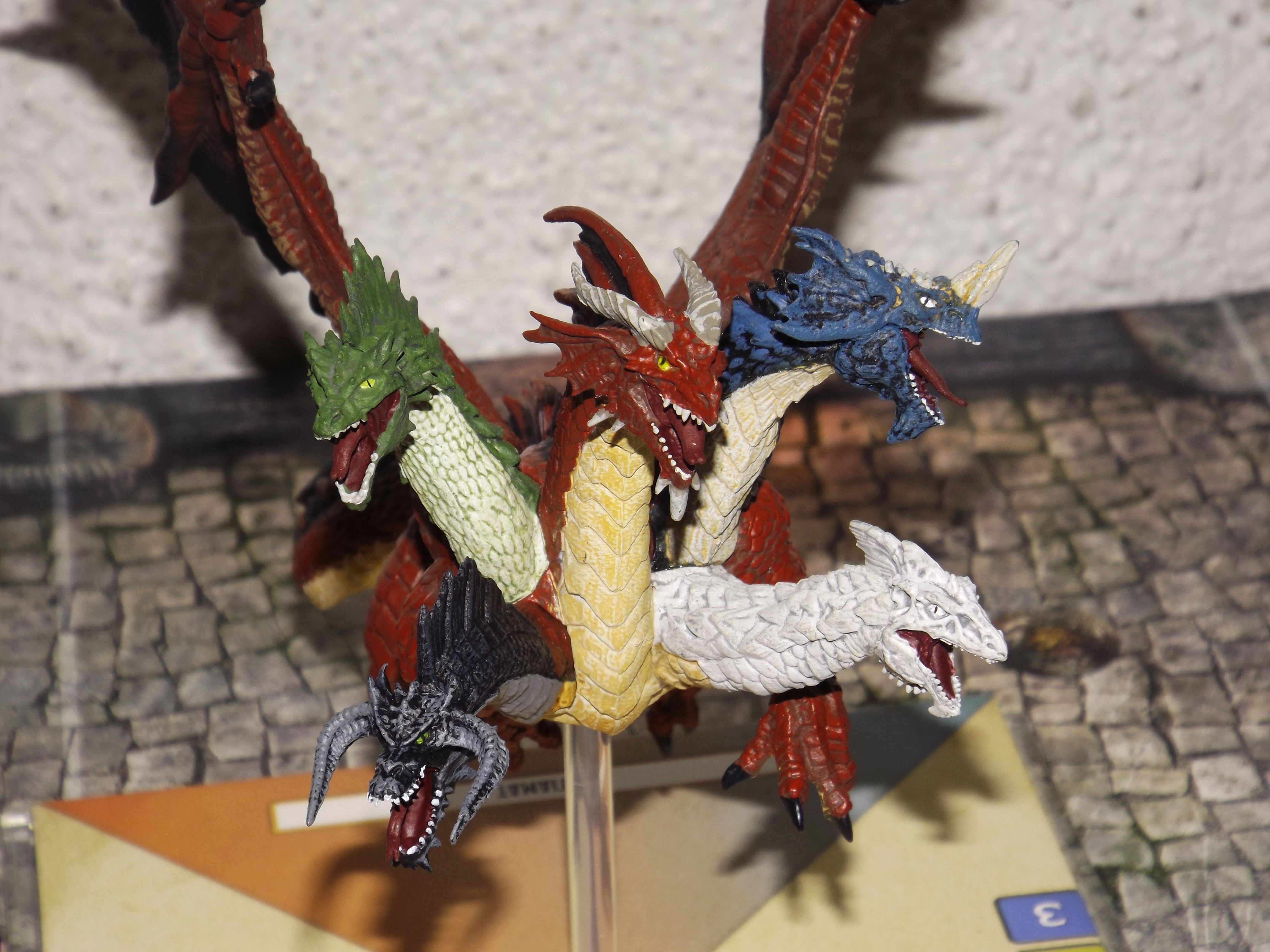 Dungeons & Dragons: Attack Wing – Tiamat Premium Figure
