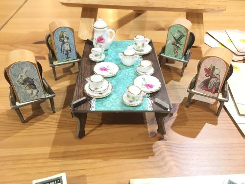 Board Game: Where am I ? Alice in a Mad Tea party