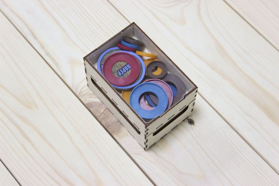 https://cf.geekdo-images.com/qYbAmvkbcdMp1s0adD8dSA__imagepage/img/8FxYylrI2unqyAD_IO3C0sCWFbM=/fit-in/900x600/filters:no_upscale():strip_icc()/pic3634673.jpg