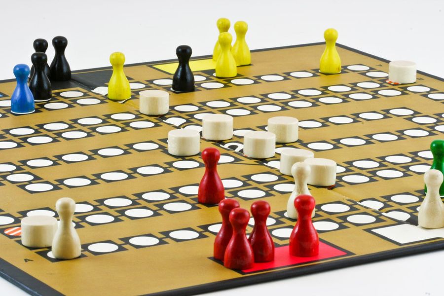 Early in a six-player game - Hallmark Games version