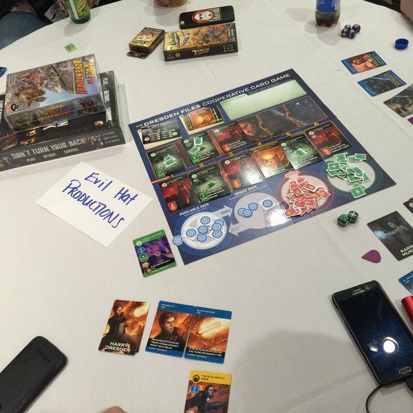 Illustration 4 de The Dresden Files Cooperative Card Game