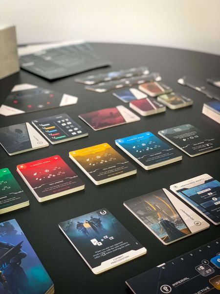 https://cf.geekdo-images.com/tVmTAn4If6W1aUMxEBPmKA__imagepage/img/a0zgDqEQ7LQvpDP2NvXmhA0F6h0=/fit-in/900x600/filters:no_upscale():strip_icc()/pic6332749.jpg