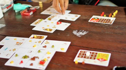 Board Game: Café