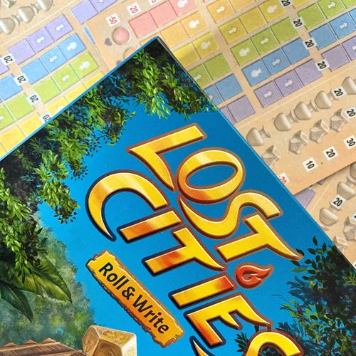 IELLO Lost Cities – Roll & Write – Gioco Da Tavolo In Francese – 2-5 Giocatori, 8+ Anni