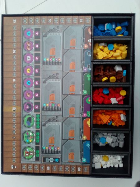 https://cf.geekdo-images.com/xw2LlpIp8tzaXR03lSsqdA__imagepage/img/VB2Axybxdx34ip5Hks9_sshn5Xg=/fit-in/900x600/filters:no_upscale():strip_icc()/pic3989671.jpg