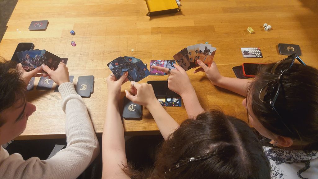 Illustration 3 de Crisis within Time : Fast-paced Action Card and Dice Game