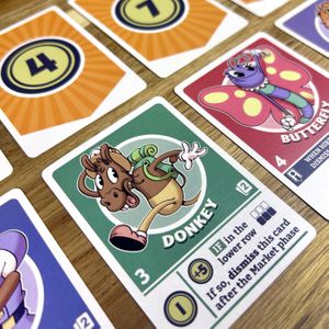 Carte personaggio e gettoni Fama sul tavolo di gioco