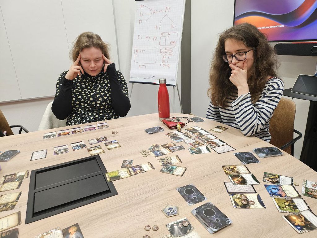 Arkham Horror: The Card Game photo 3